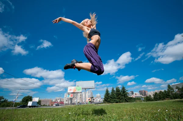 Mujer bailando sobre la calle verde de la ciudad —  Fotos de Stock