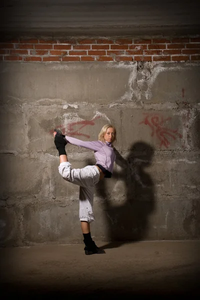 Dziewczyny piękne hip-hopowy taniec nad szary mur — Zdjęcie stockowe