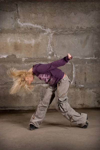 Όμορφη χιπ χοπ κορίτσι χορό πάνω από το τοίχο από τούβλα γκρι — Φωτογραφία Αρχείου