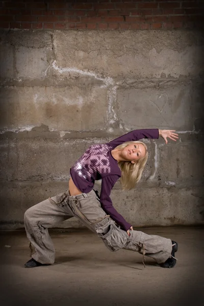 아름 다운 힙합 소녀 회색 벽돌 벽을 통해 춤 — 스톡 사진