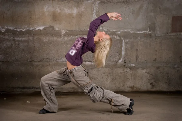 Krásné hip hop dívka tančí nad šedou cihlová zeď — Stock fotografie