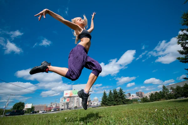 Femme dansant sur la rue verte de la ville — Photo