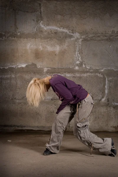 Hermosa chica de hip hop bailando sobre la pared de ladrillo gris —  Fotos de Stock