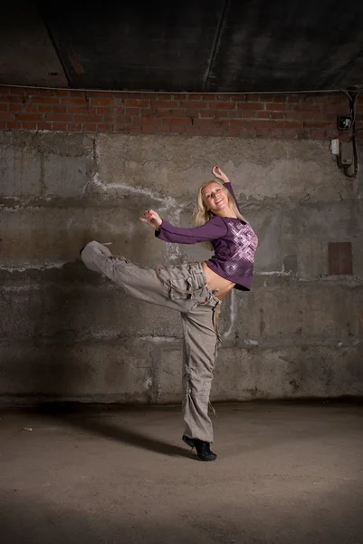 灰色のレンガの壁の上に踊る美しいヒップ ホップ少女 — ストック写真