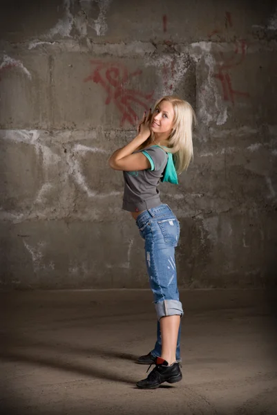 Dziewczyny piękne hip-hopowy taniec nad szary mur — Zdjęcie stockowe