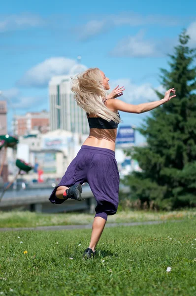 Ženy tančí zelené město ulice — Stock fotografie