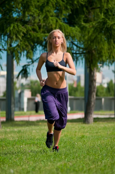 Sport woman running on street — 图库照片