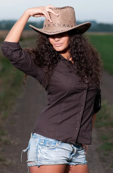 Bela cowboy mulher posando no campo — Fotografia de Stock