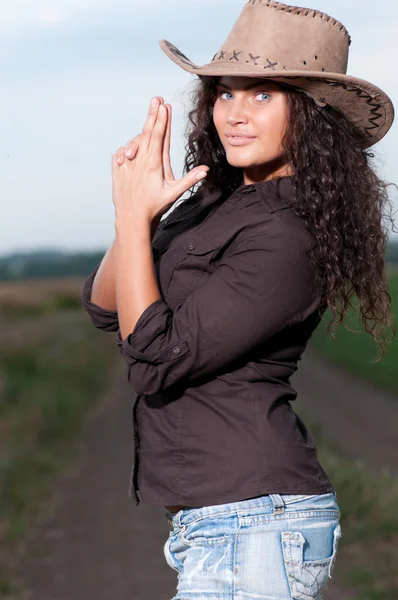 Beautiful cowboy woman posing in field — Stock Photo, Image