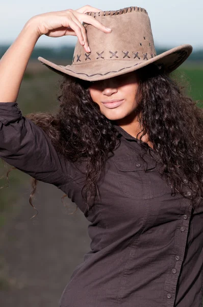 Vacker cowboy kvinna poserar i fältet — Stockfoto