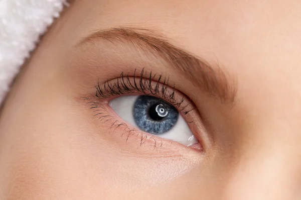 Gyönyörű lány kék szem make-up zóna — Stock Fotó