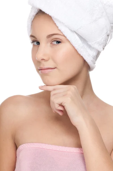 Mooi meisje met perfecte huid en handdoek — Stockfoto