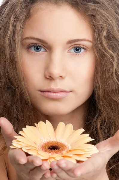 Schönes Mädchen mit perfekter Haut und Blüte — Stockfoto