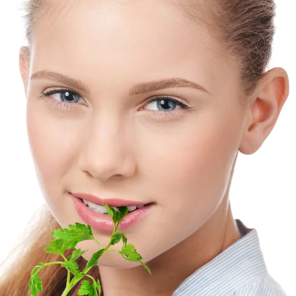 A fiatal szépség nő, zöld petrezselyem — Stock Fotó