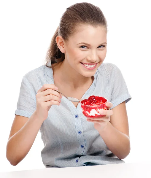 Una mujer joven y guapa comiendo pastel. Aislado —  Fotos de Stock