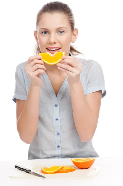 Uma jovem bonita a comer laranja. Isolados — Fotografia de Stock