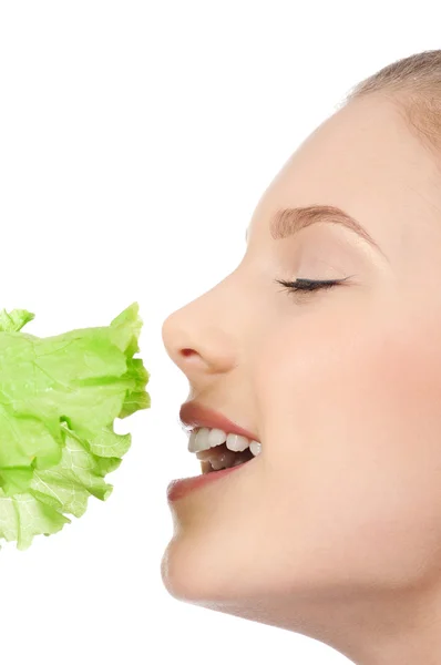 A fiatal szépség nő, zöld saláta — Stock Fotó
