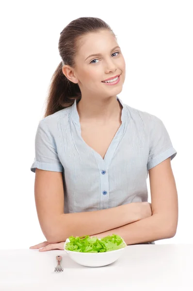 Bardzo młoda kobieta jedzenie sałatka sałata. na białym tle — Zdjęcie stockowe