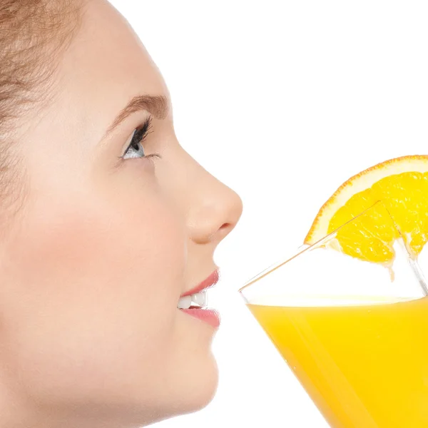 Bardak portakal suyu izole olan kadın — Stok fotoğraf