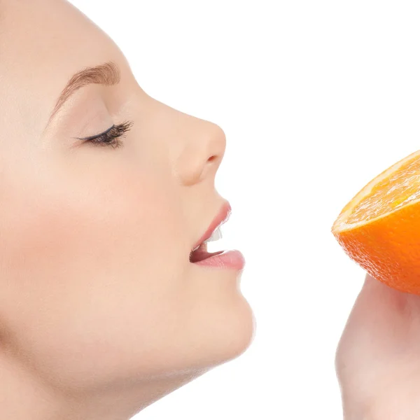 Genç ve güzel kadın yarım portakal ile — Stok fotoğraf