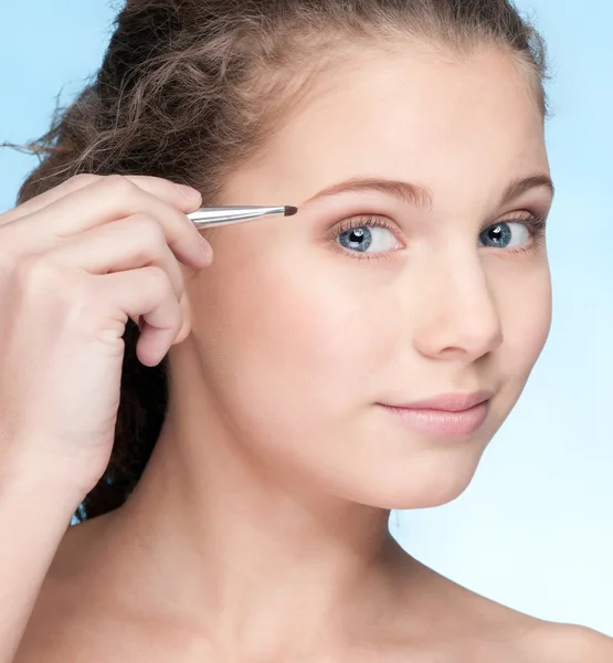 Lidschatten Make-up durch dünne Bürste — Stockfoto