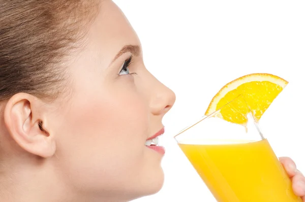 Jovem com copo de suco de laranja isolado — Fotografia de Stock