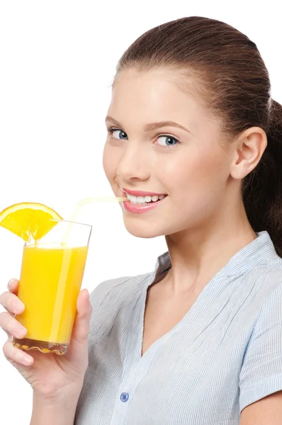 Молодая женщина со стаканом апельсинового сока изолированы — стоковое фото