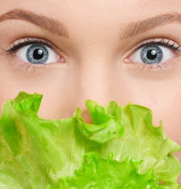 yeşil salata ile genç güzellik kadın
