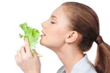 yeşil salata ile genç güzellik kadın
