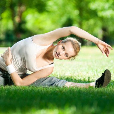 Yoga yapan genç bir kadın.