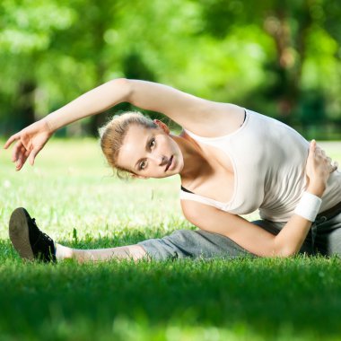 Yoga yapan genç bir kadın.
