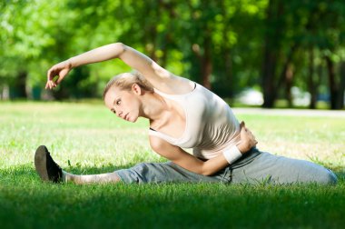 Yoga yapan genç bir kadın.