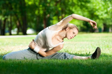 Yoga yapan genç bir kadın.