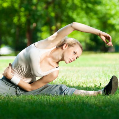 Yoga yapan genç bir kadın.