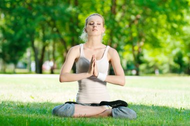 Yoga yapan genç bir kadın.