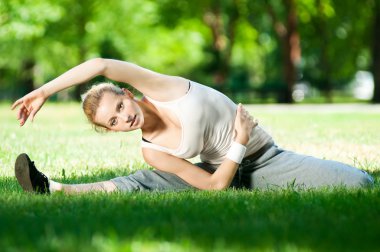 Yoga yapan genç bir kadın.