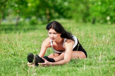 kadın germe egzersiz yapıyor. Yoga