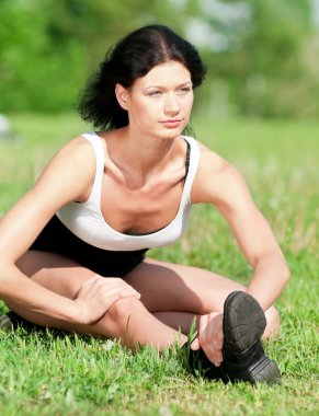 kadın germe egzersiz yapıyor. Yoga