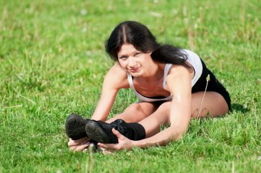 kadın germe egzersiz yapıyor. Yoga