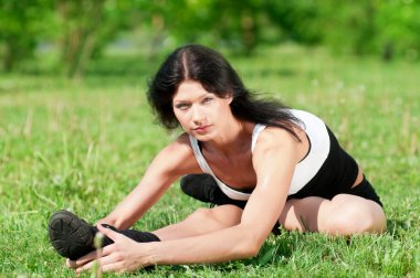 kadın germe egzersiz yapıyor. Yoga