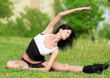 kadın germe egzersiz yapıyor. Yoga