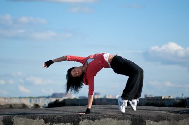 üzerinde mavi gökyüzü hip hop dans kadın