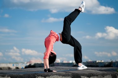 üzerinde mavi gökyüzü hip hop dans kadın