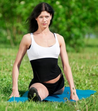 kadın germe egzersiz yapıyor. Yoga