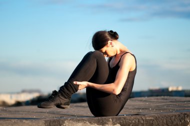 Mavi gökyüzü üzerinde dans eden bir kadın. Yoga