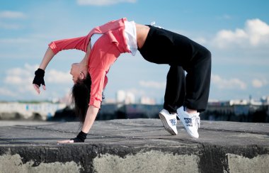 üzerinde mavi gökyüzü hip hop dans kadın