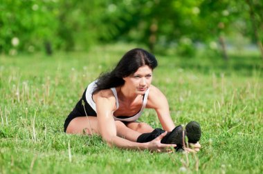 kadın germe egzersiz yapıyor. Yoga