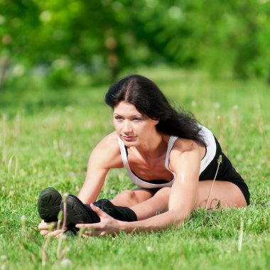 kadın germe egzersiz yapıyor. Yoga