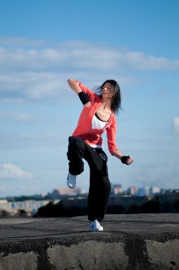 üzerinde mavi gökyüzü hip hop dans kadın