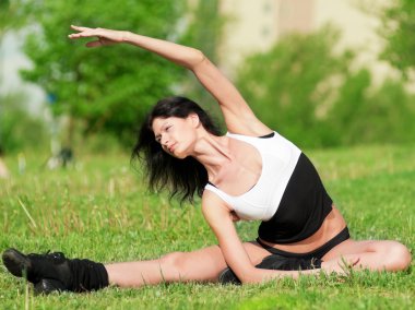 kadın germe egzersiz yapıyor. Yoga